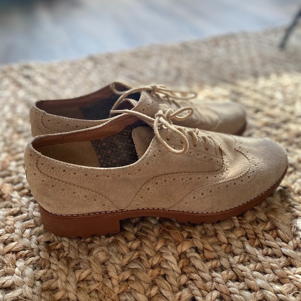 Sperry used Oxfords (top siders) size 9
